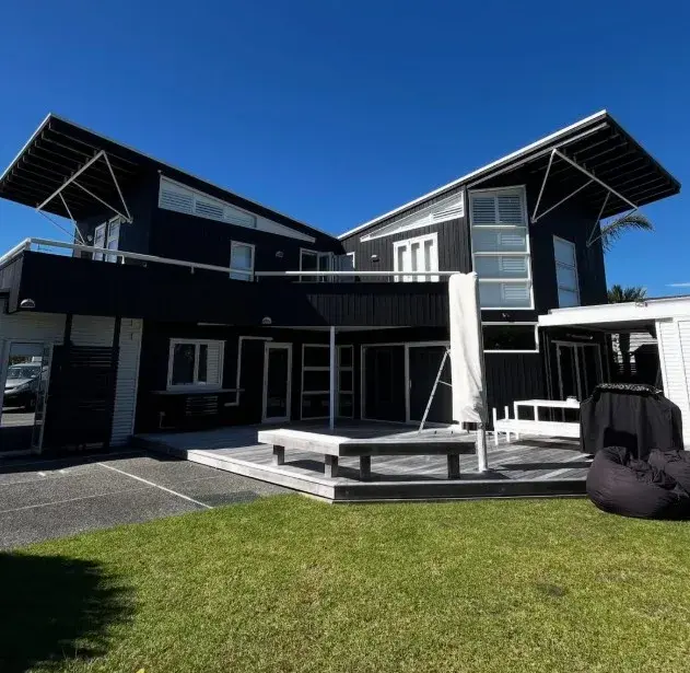 Modern black painted home exterior in Auckland by Tommy Paint Redo